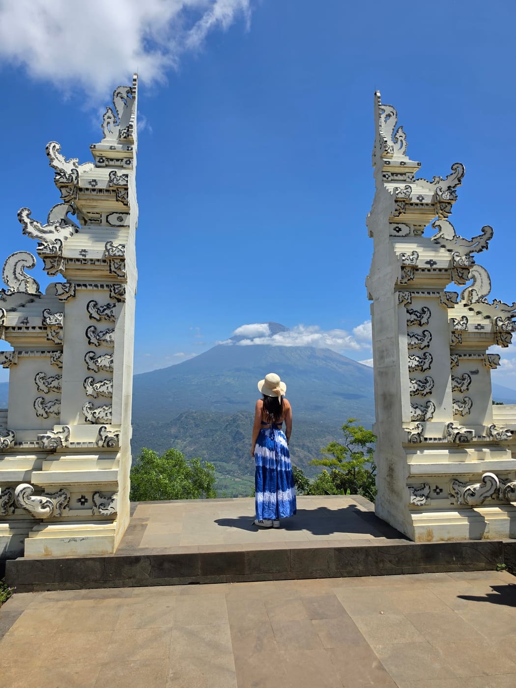 Jeanine num portal de templo em Bali